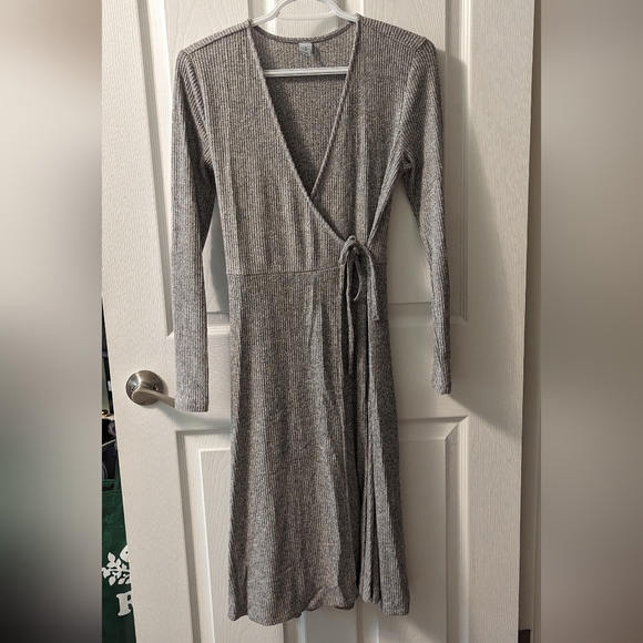 Old Navy Heather Grey & White Skater Style Wrap Dress | Size Small - Picture 7 of 8